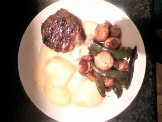 Hakkebøf m. Kartofler, bearnaisesauce & pandegrønt