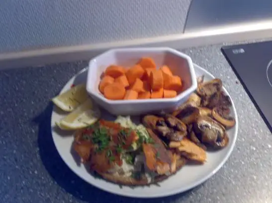Stegt ørred med stegte svampe (forslag til sund frokost)
