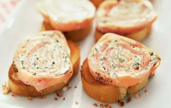 Lakserulle på Blinis eller brød