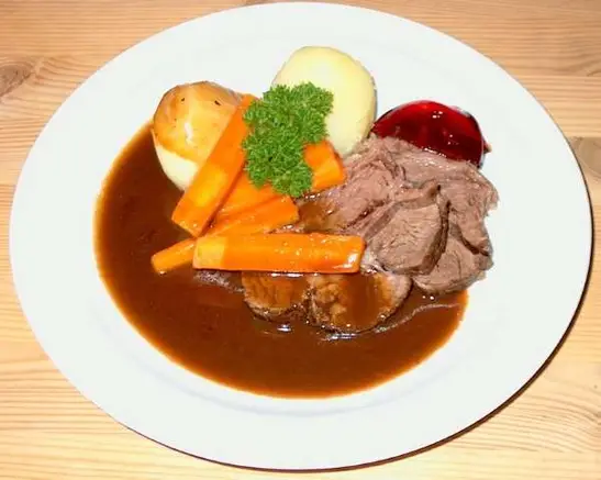 Gammeldags oksesteg med brun sovs.