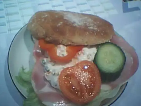 Frokostbolle Med Hamberyg & Italiensksalat
