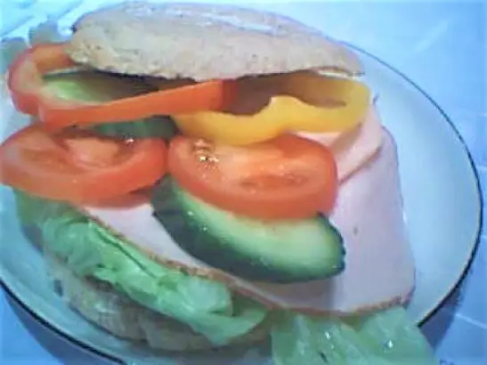 Frokostbolle Med Kalkunbryst & Grønt