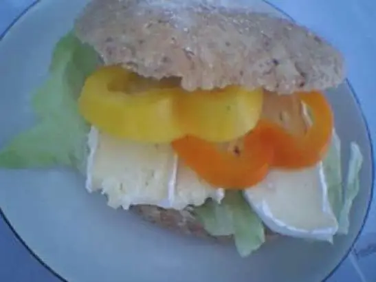 Frokostbolle med Brie & Peberfrugt