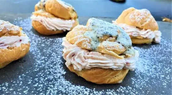 Fastelavnsboller med hindbærskum og lakridsgranulat