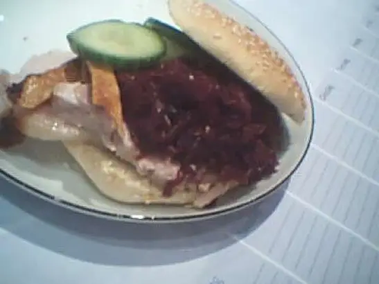Flæskestegssandwich med rødkål & agurksalat