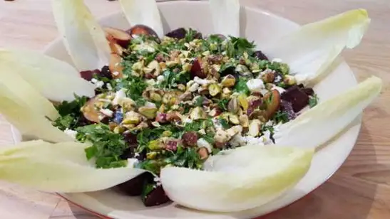 Rødbedesalat med feta og pistacienødder