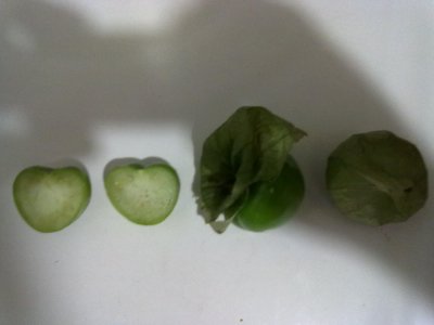Tomatillos fra højre, uskallet, afskallet, halveret.