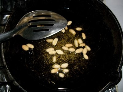 Rist jordnødder i ½ dl. olivenolie, fjern dem når de er gyldne, læg dem i en si med fedtsugende papir.