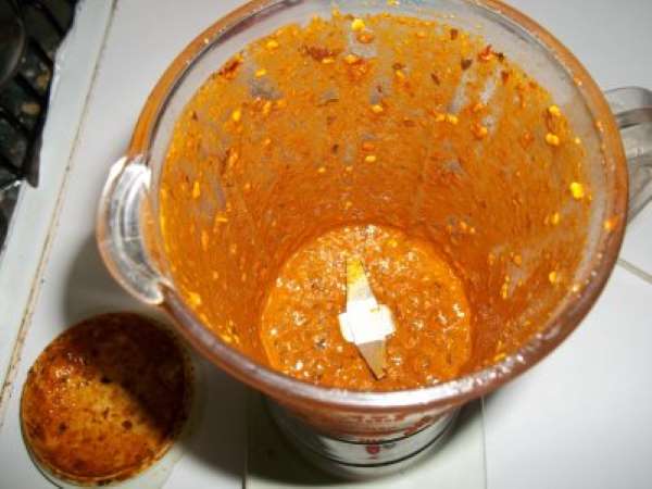 Kom chiles, jordnødder, hvidløg og salt i en blender, blend kom lidt vand i lidt ad gangen, til puré. 