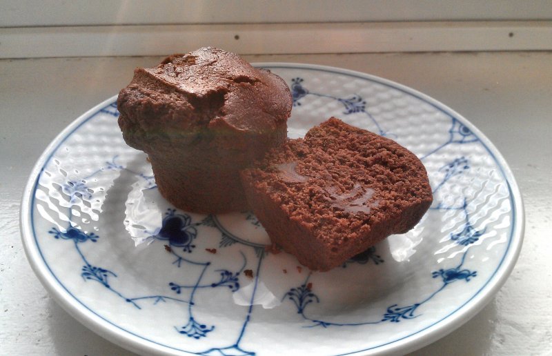 Chokomuffins med kaffe og chokoladestykker - stort