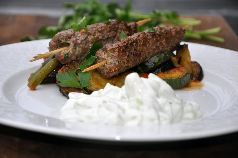 Cevapcici med ovnstegte grønsager og tzatziki(græsk) - stort