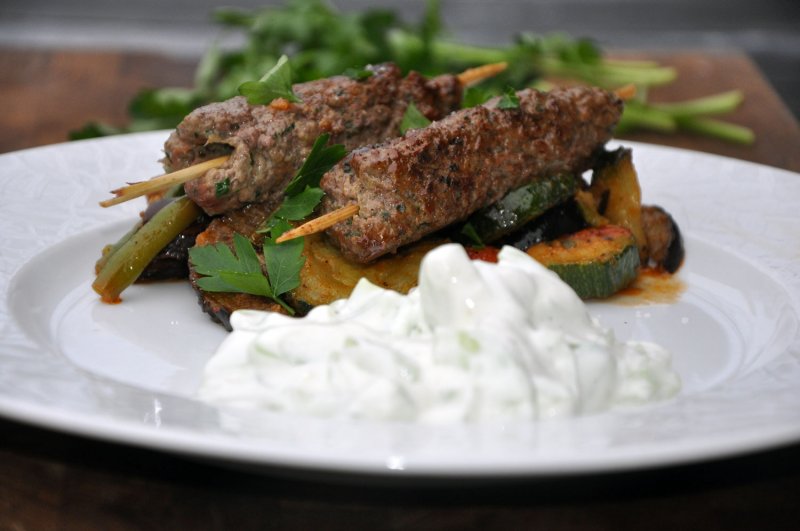 Cevapcici med ovnstegte grønsager og tzatziki(græsk) - Opskrift på ...