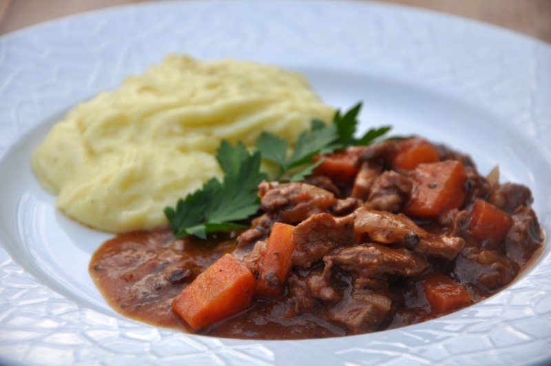 Bøf stroganoff med kartoffel-sellerimos (sund version) - stort