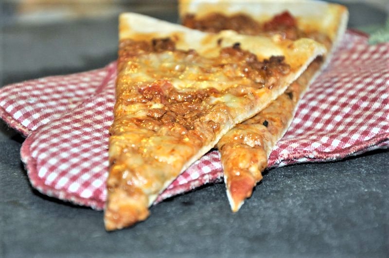 Pizza med kødsovs - stort