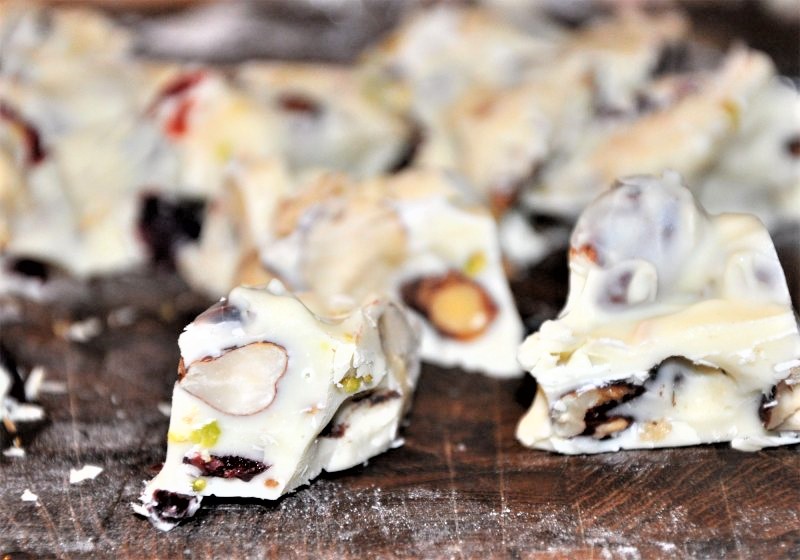 Rocky road nødder tranebaer skumfiduser og pistacie - stort