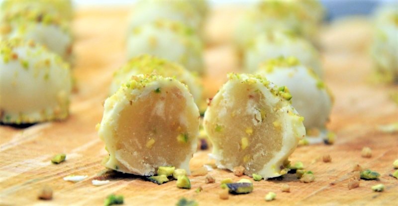 Pistacie rom marcipan kugler med hvidchokolade - stort
