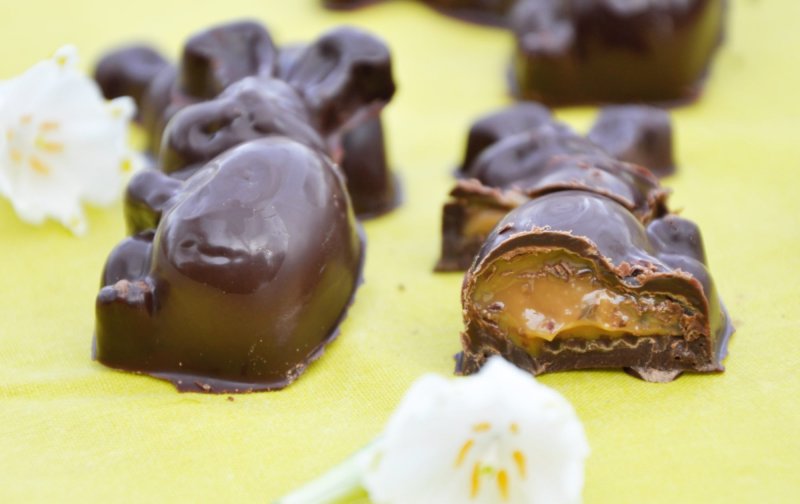 Chokolade påskeharer fyldt med rom karamel - stort