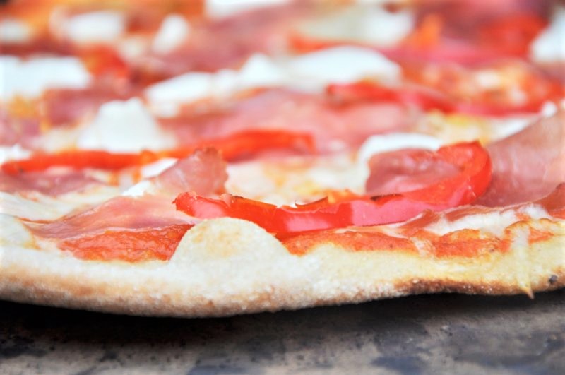 Pizza bagt på bagesten - stort