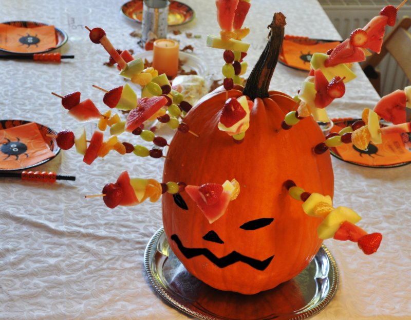 Halloween græskar hoved med frugtspyd - stort