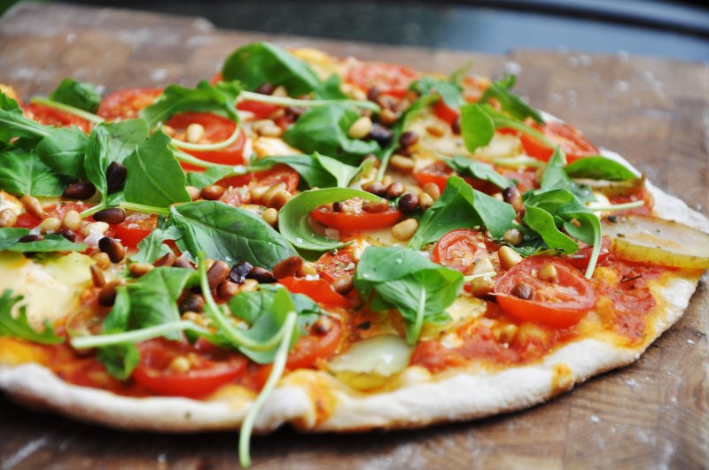 Grillet pizza med mascarpone,kartoffelskiver og pinjekerner - stort