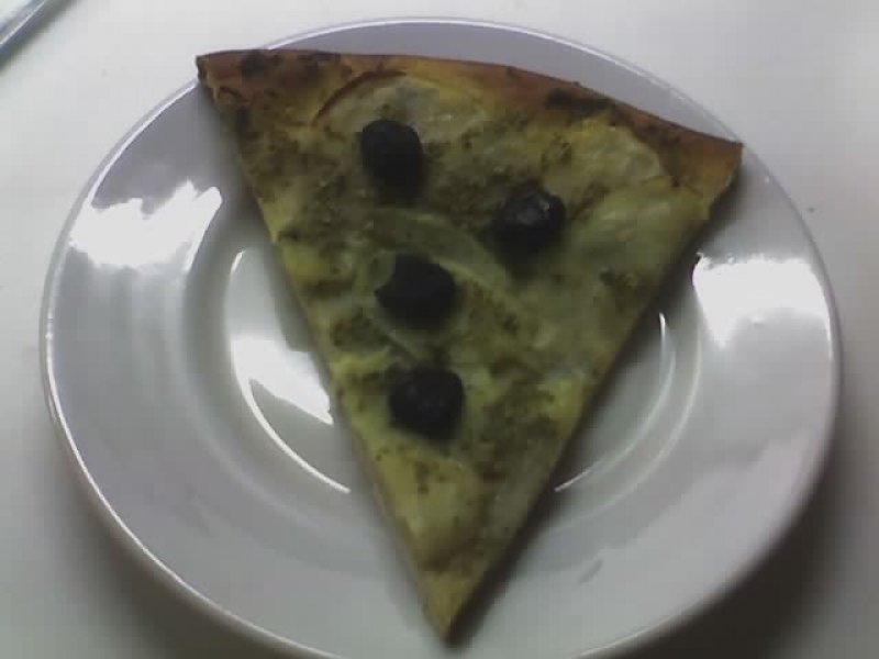Kartoffelpizza med grøn pesto og oliven - stort