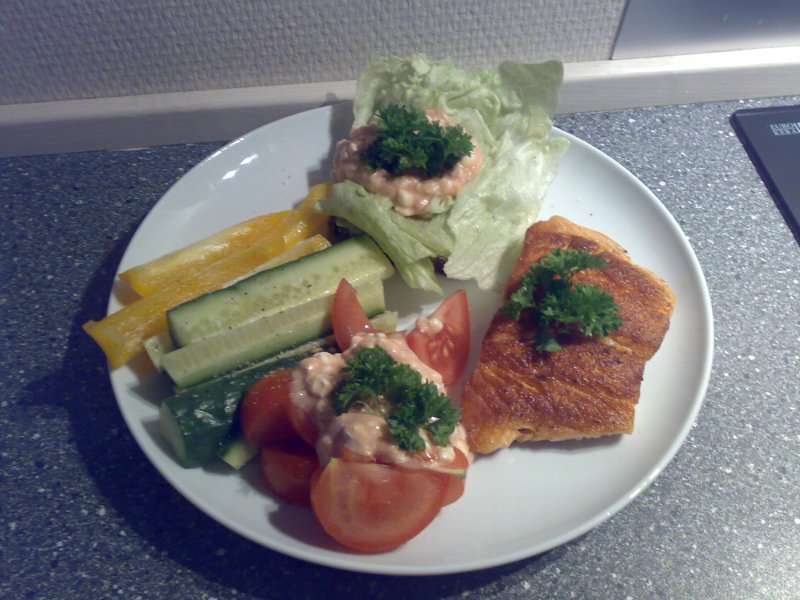 Forslag til sund hurtig frokost - Sej med grønt og dressing - stort