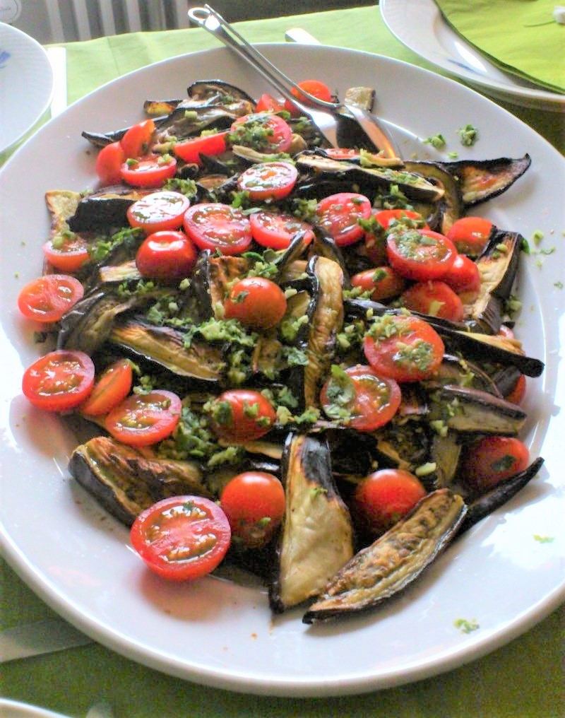 Aubergine-tomatsalat med frisk basilikum - stort