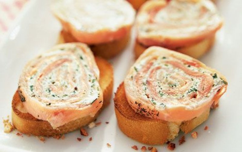 Lakserulle på Blinis eller brød - stort