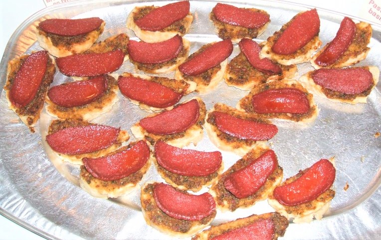 Bruschetta med pesto og tyrkiske pølser - stort