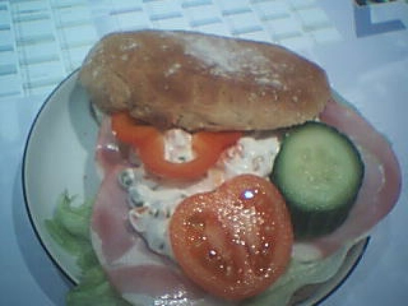 Frokostbolle Med Hamberyg & Italiensksalat - stort