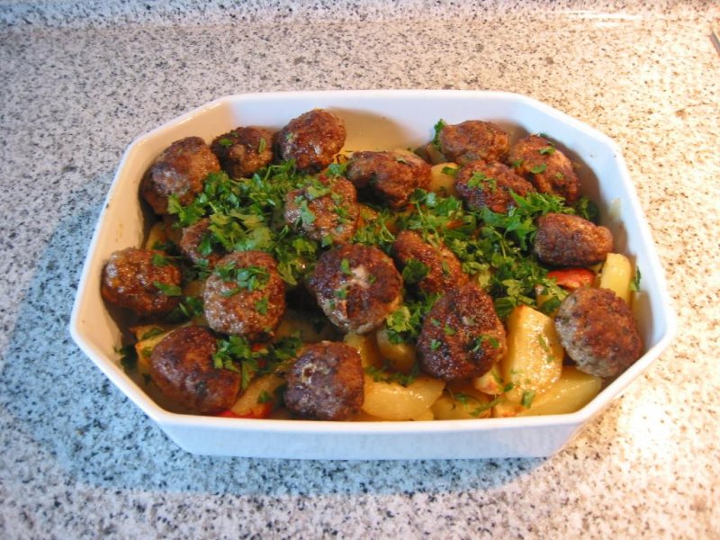 Köfte, tyrkiske lammefrikadeller med ovnbagte kartofler - stort