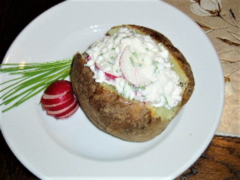 Bagt kartoffel med hytteostfyld: - stort