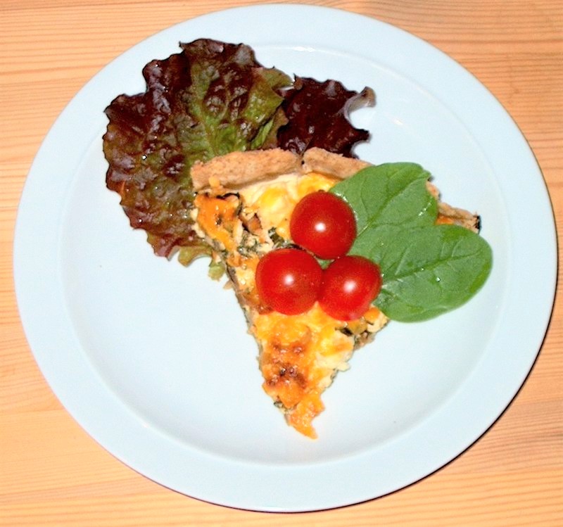 Spinattærte med løg, feta og cheddarost. - stort