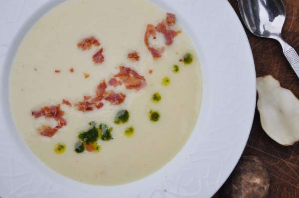 Jordskokkesuppe med ristede kammuslinger