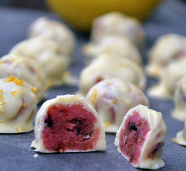 Julekugler med marcipan, abrikos og hvid chokolade