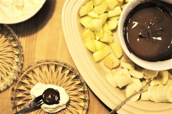 Chokolade fondue med flødeskum - børnene elsker det
