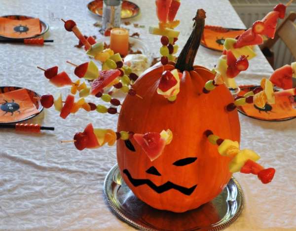 Halloween græskar hoved med frugtspyd