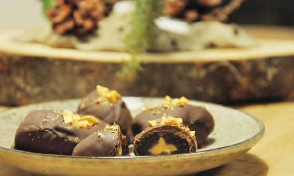 Dadler med peanutbutter, chokolade og guldknas