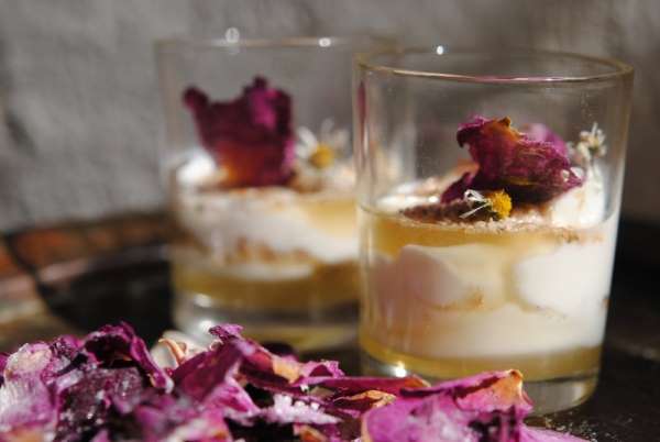 Honningyoghurt med kandiserede blomster
