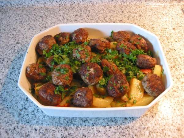 Köfte, tyrkiske lammefrikadeller med ovnbagte kartofler